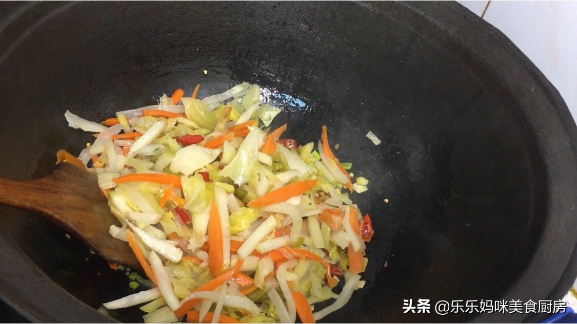 天冷腌的酸菜不酸怎么办,腌酸菜冬天冻了咋办