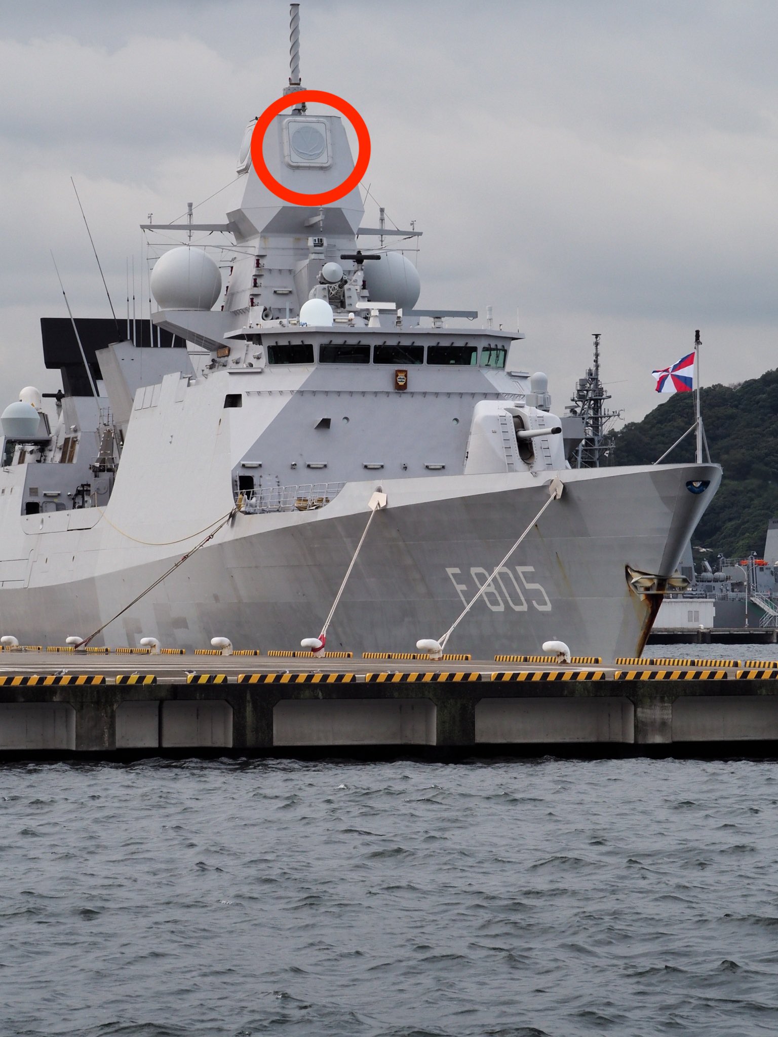 长见识了，相控阵雷达罩子竟然是充气的，荷兰护卫舰在日本出洋相