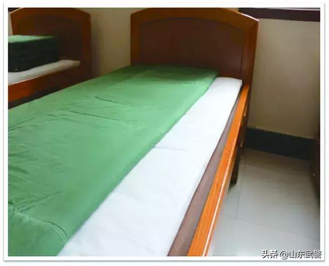 四折军被叠法小技巧,四折军被的叠法图