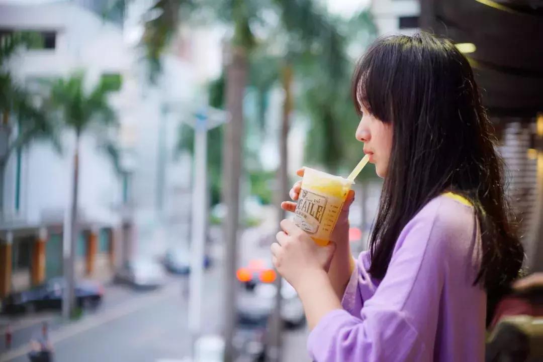 跨世纪的黑砖奶茶店，每天卖30块“金条”