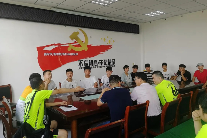 爱心企业给学校捐赠篮球,爱心企业为学校捐赠体育用品