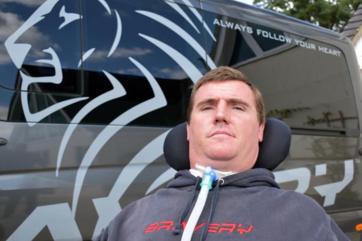 英国退役陆战队员的二次创业:独自横渡大西洋,善款捐给伤残军人