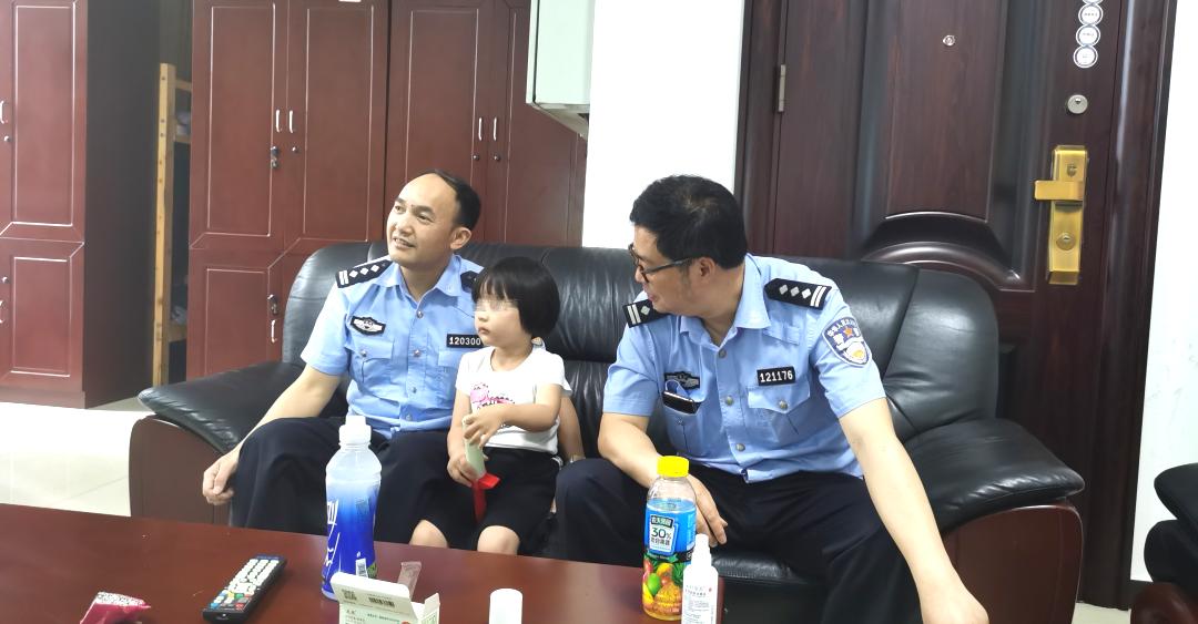 萌娃走丢来到派出所,萌娃走丢找警察小兵兵