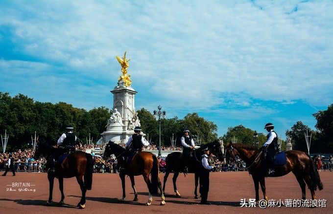 白金汉宫是英国的,英国王室齐聚哀悼女王白金汉宫