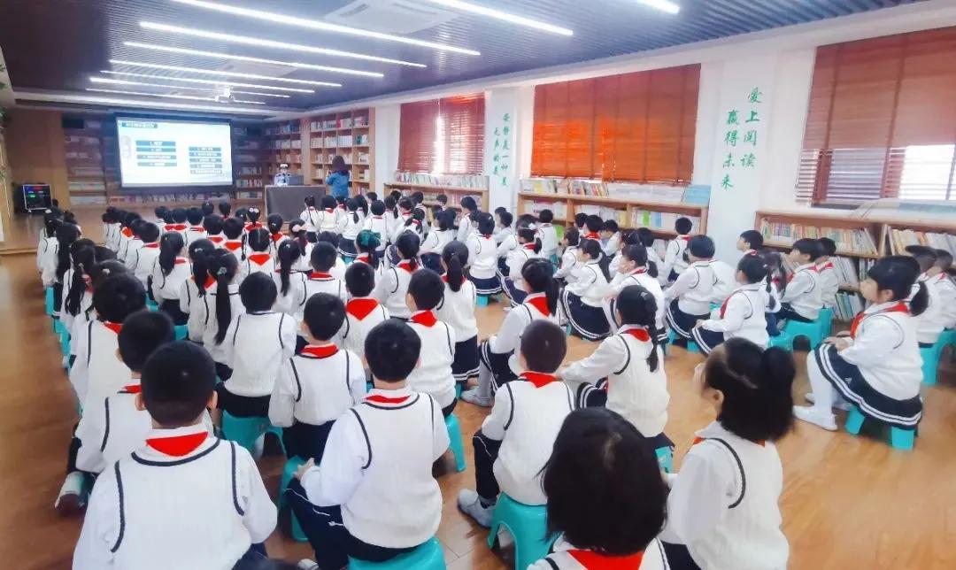 警花带你学交规哪4个时间要记住,警花带你学交规上学请走斑马线