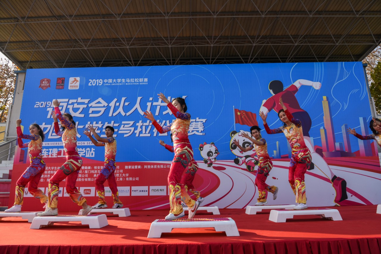 马拉松燃情开跑,2023半程马拉松鸣枪开跑