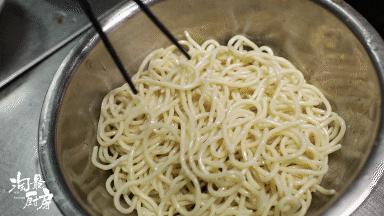 炒面如何不粘锅窍门,炒面怎么做不粘锅又好吃窍门视频