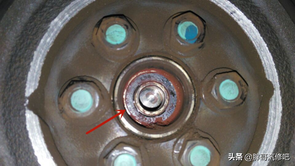 汽车挂档变速箱位置异响，胖哥抬变速箱发现原来是导向轴承问题
