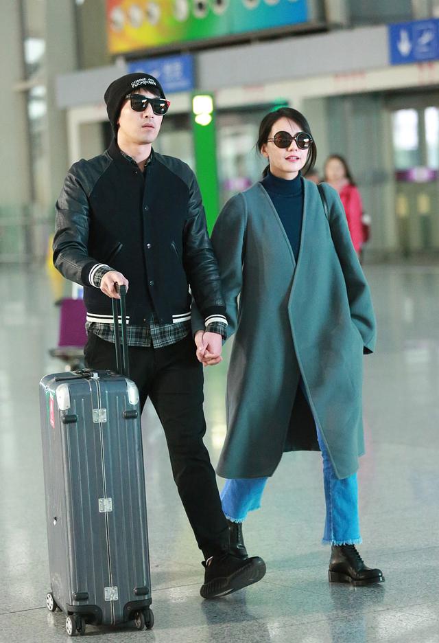 赵又廷也变时髦了，故意穿小一号棒球服配椰子鞋，潮男气质出来了