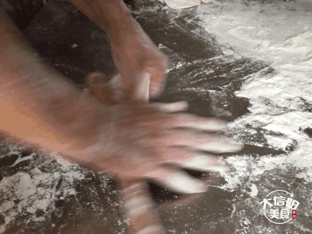 探店:信阳这家十年无名包子铺,据说排队到腿软也要吃?