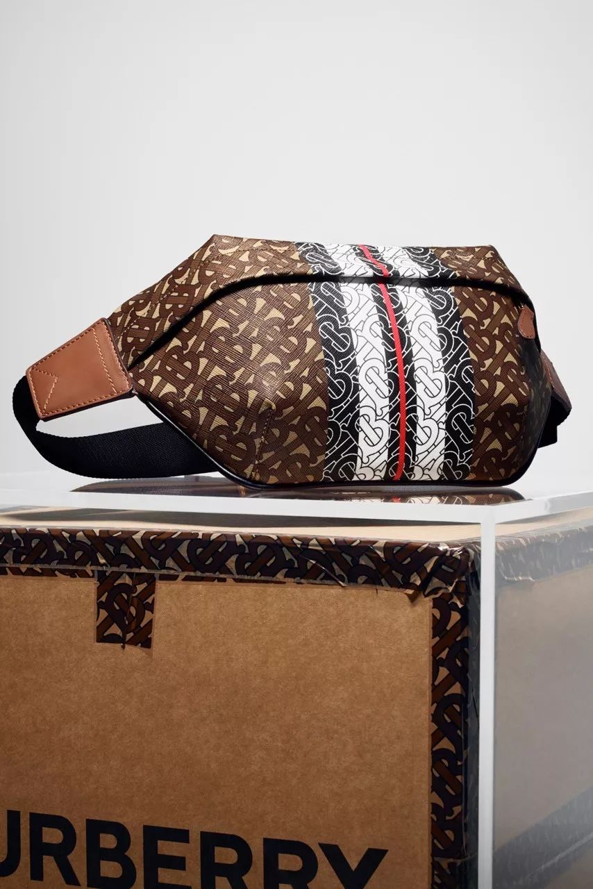 burberry近5年高级成衣的共性,Burberry为什么印花都在里面