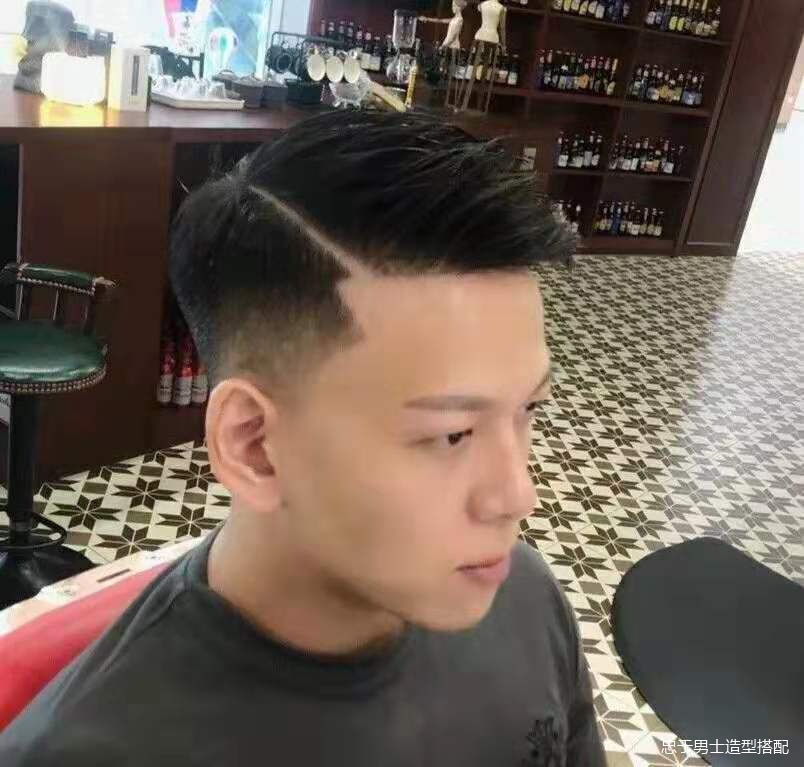 中年男士两边铲光再刻两道痕发型,男士发型两边铲短发定位烫