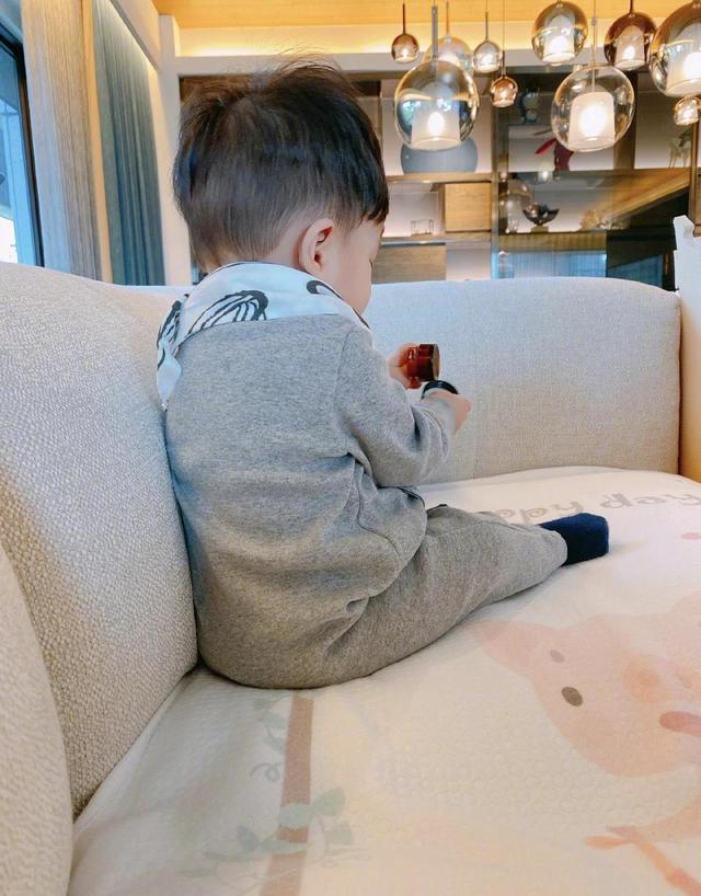 安以轩晒家人合照为儿子庆生视频,安以轩二胎与老公牵手逛街