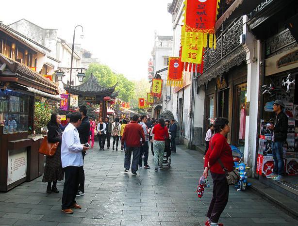 杭州的河坊街被网友们嫌弃?看看当地人都是怎么说的吧