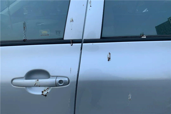 新车车漆失去光泽怎么处理,刚提车发现掉漆