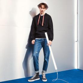 阿云嘎现身机场,184cm像超模身材,卫衣加牛仔裤穿出秀场感觉