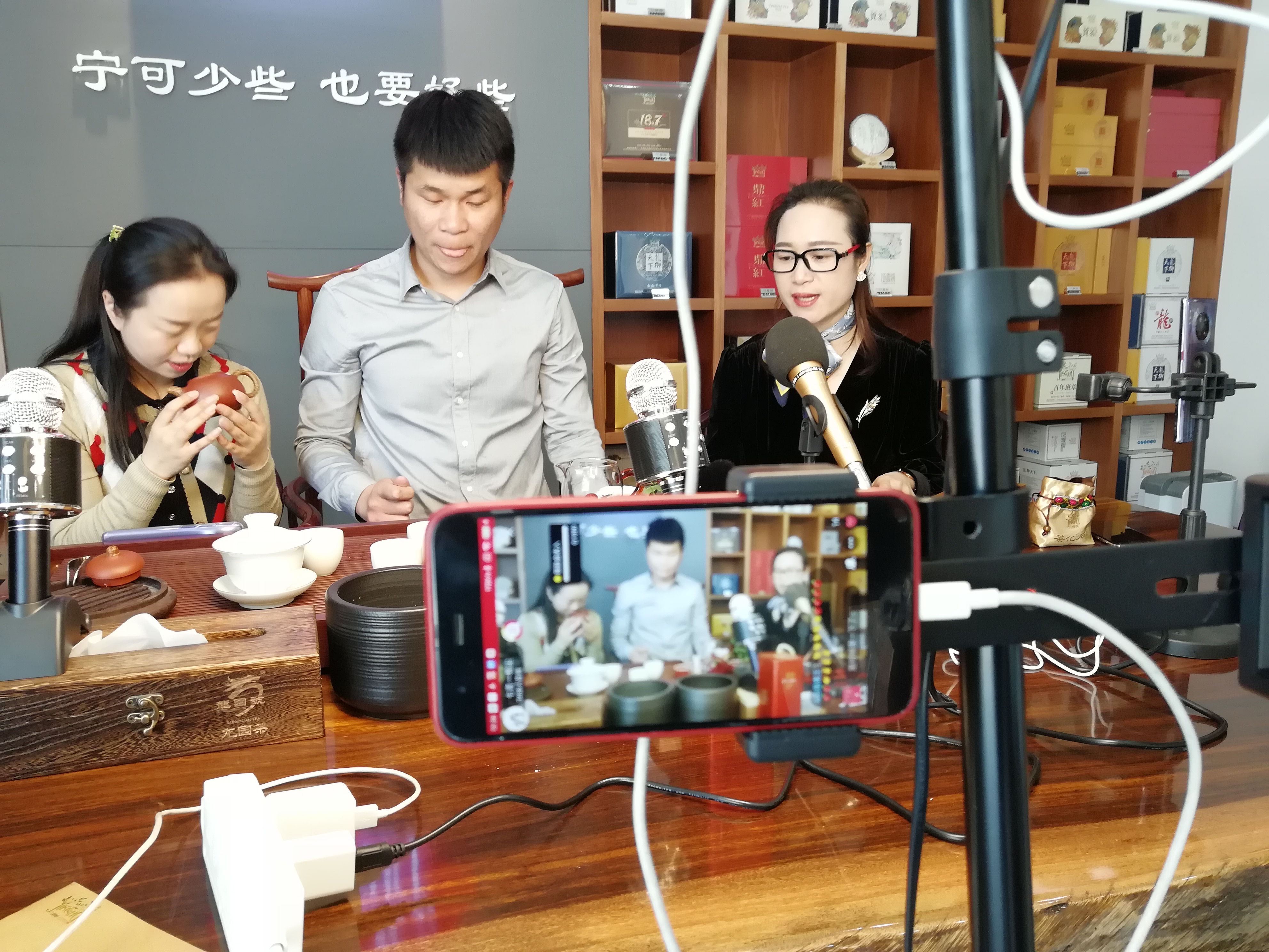 七言寻尤记，遇见最爱的事物，走进龙园茶业，品味普洱茶化石