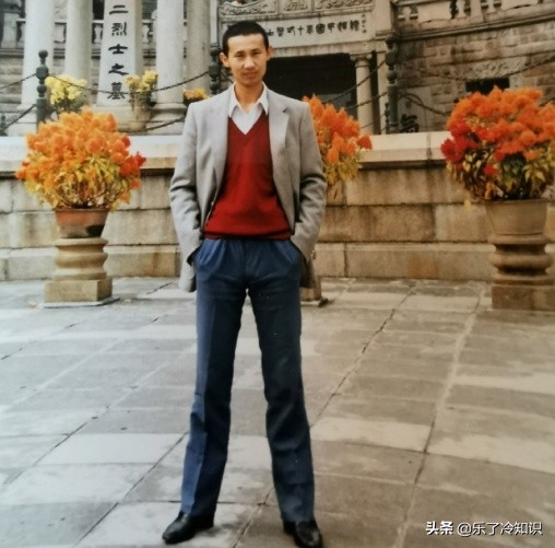 61岁腾格尔旧照认不出,腾格尔帅气图片