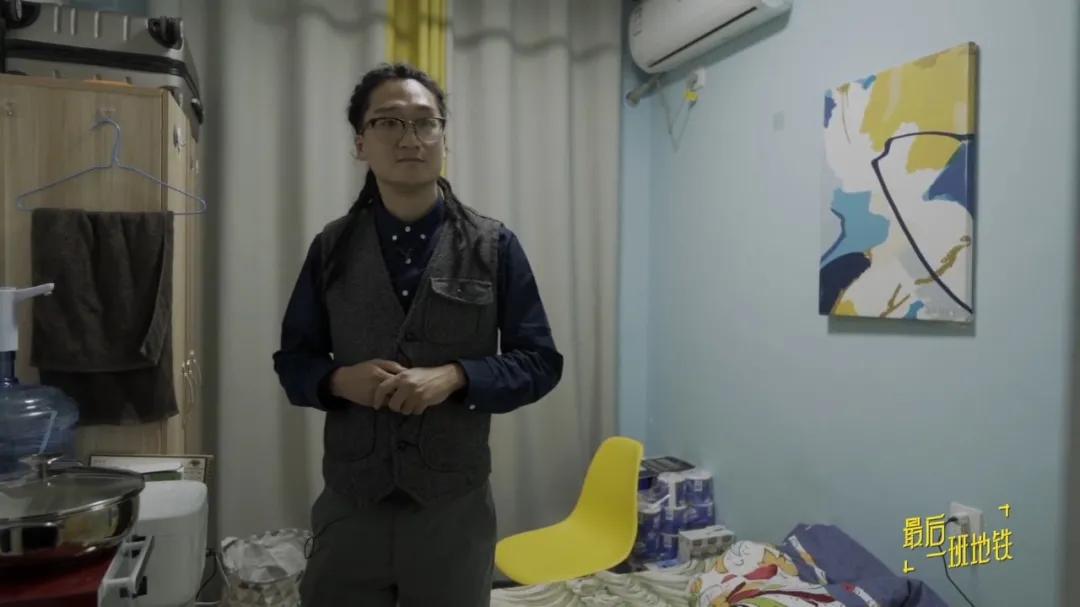 蜗居7平米出租房,35岁失业的二胎爸爸到底能有多拼?