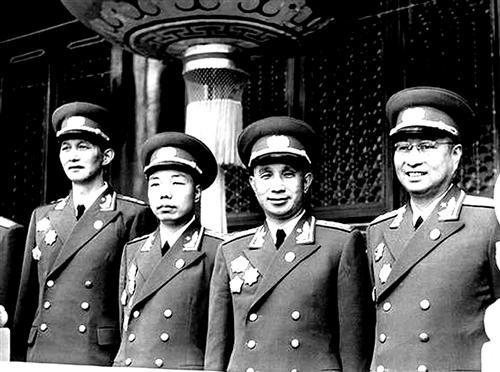 他13岁时就领导1000多人，17岁当师政委，后成开国上将官至副国级