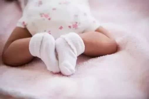 喜欢脱袜子什么原因,宝宝为什么喜欢脱袜子放头上