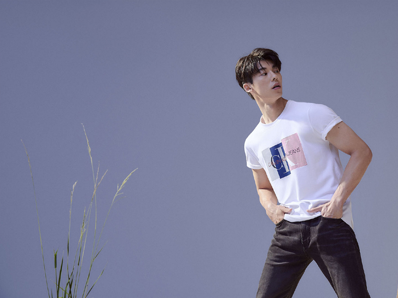 池昌旭代言CK穿凉拖出镜!这位哥真的有三十多岁?怕是冻龄了吧