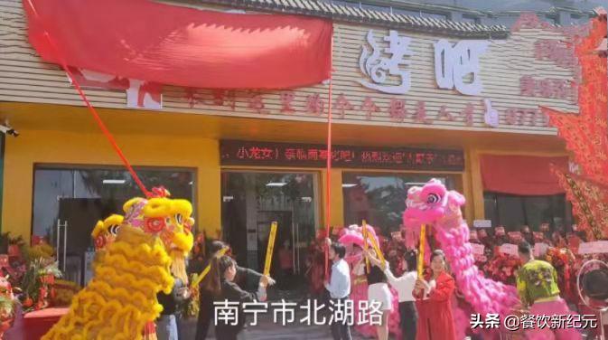 广西周某人开烧烤店，众多网红齐聚，网友：冬天开烧烤店一地鸡毛