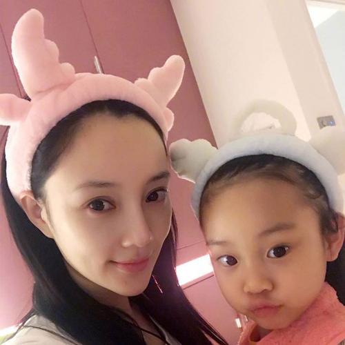 李小璐在家视频教化妆，当镜头凑近，“双眼皮”暴露真实面容