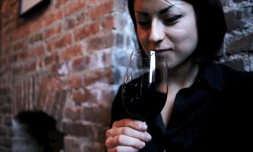 正确喝葡萄酒的方法视频教程,入门葡萄酒知识如何正确持杯