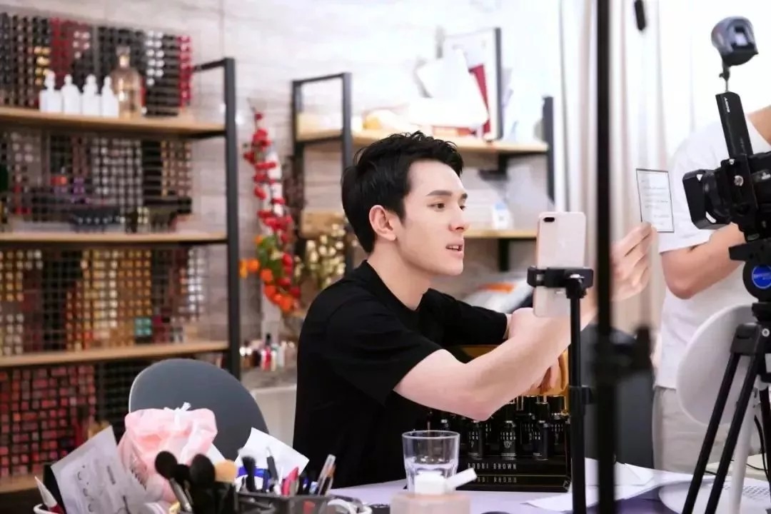 薇娅一年卖115亿，她不露脸也能月入300万，网红到底有多挣钱？