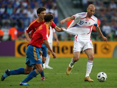 第一个攻破巴萨球门的亚洲人是谁,第一个攻破皇马球门的中国球员