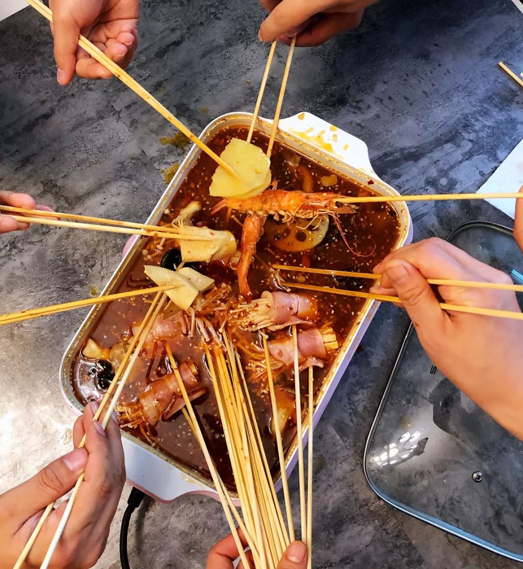 在家自制烧烤邻居家小孩都馋哭了,自己做辣条隔壁小孩都馋哭了