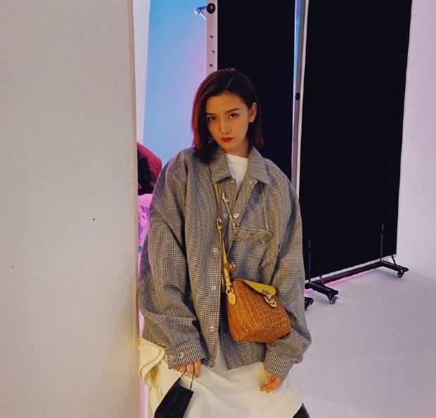 宋祖儿酒后踢路人事件,宋祖儿被人踢视频