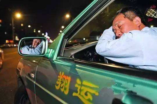 开出租车挣钱不容易，看完这些，你就知道出租车司机有多累有多苦