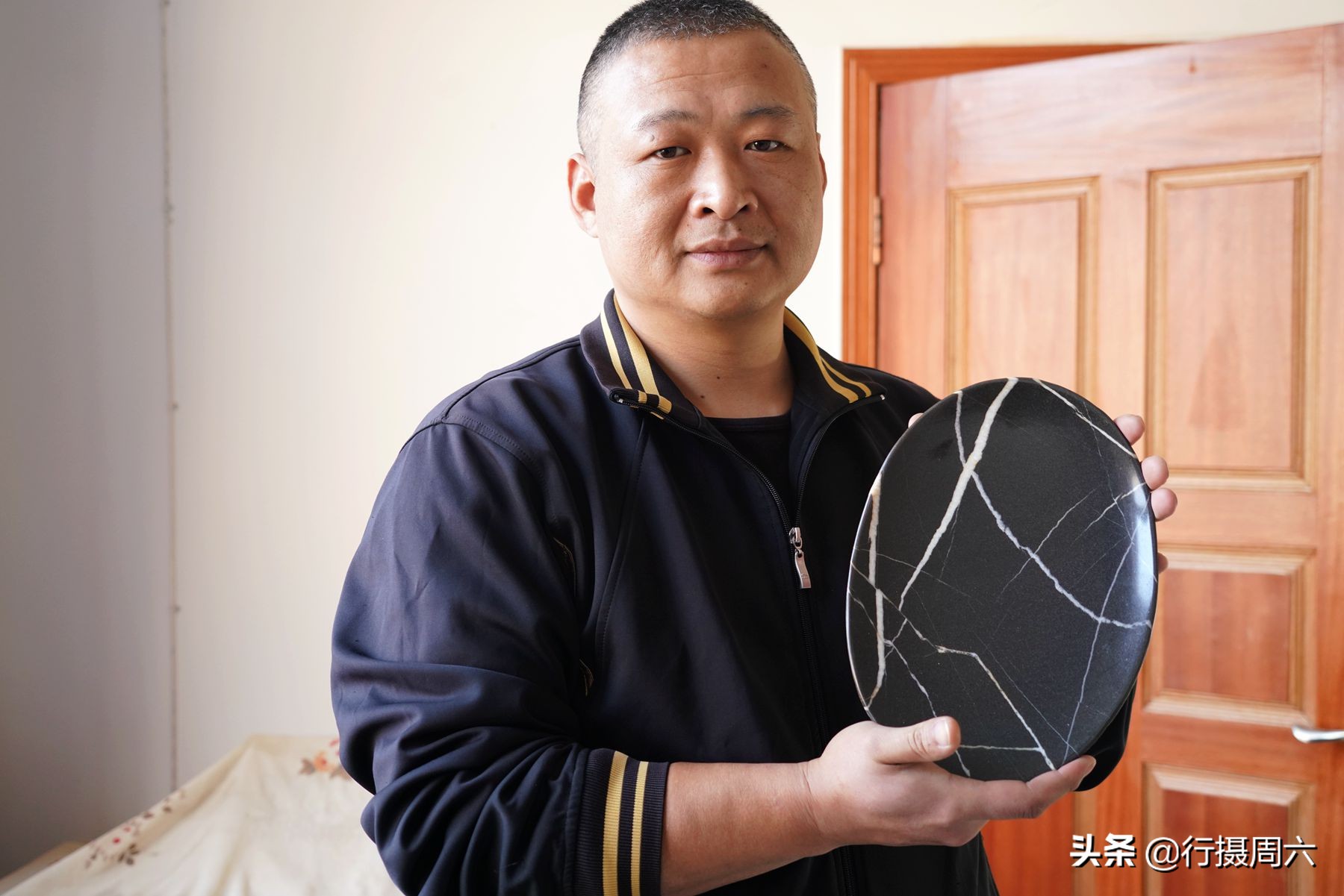 石头做手工能赚钱吗,农村小伙靠捡石头成亿万富豪