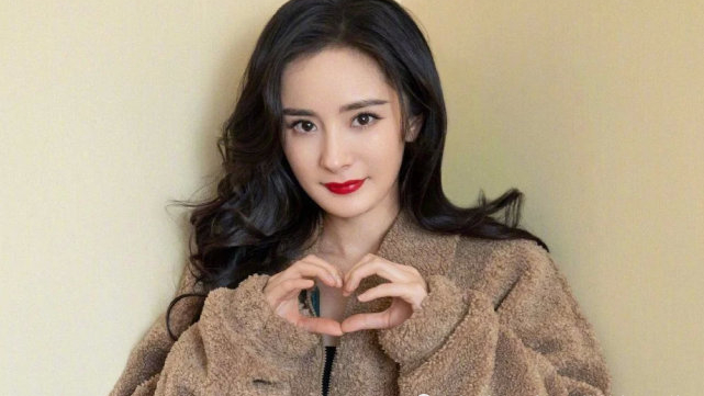 杨幂晒漫画腰惹非议,杨幂被传怀二胎