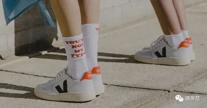 今年最火的10双小白鞋谁穿谁好看,今年最时尚的小白鞋夏天