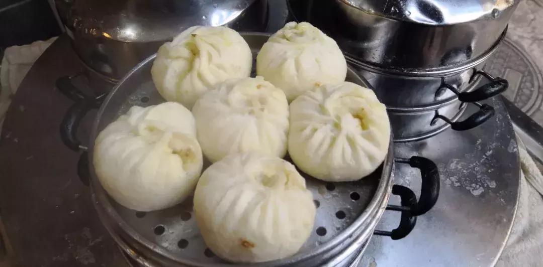 “老板儿，来十个包子，肉的哈~”都江堰人的早晨从这口油滋滋开始，这8家包子店，你最钟意哪家？