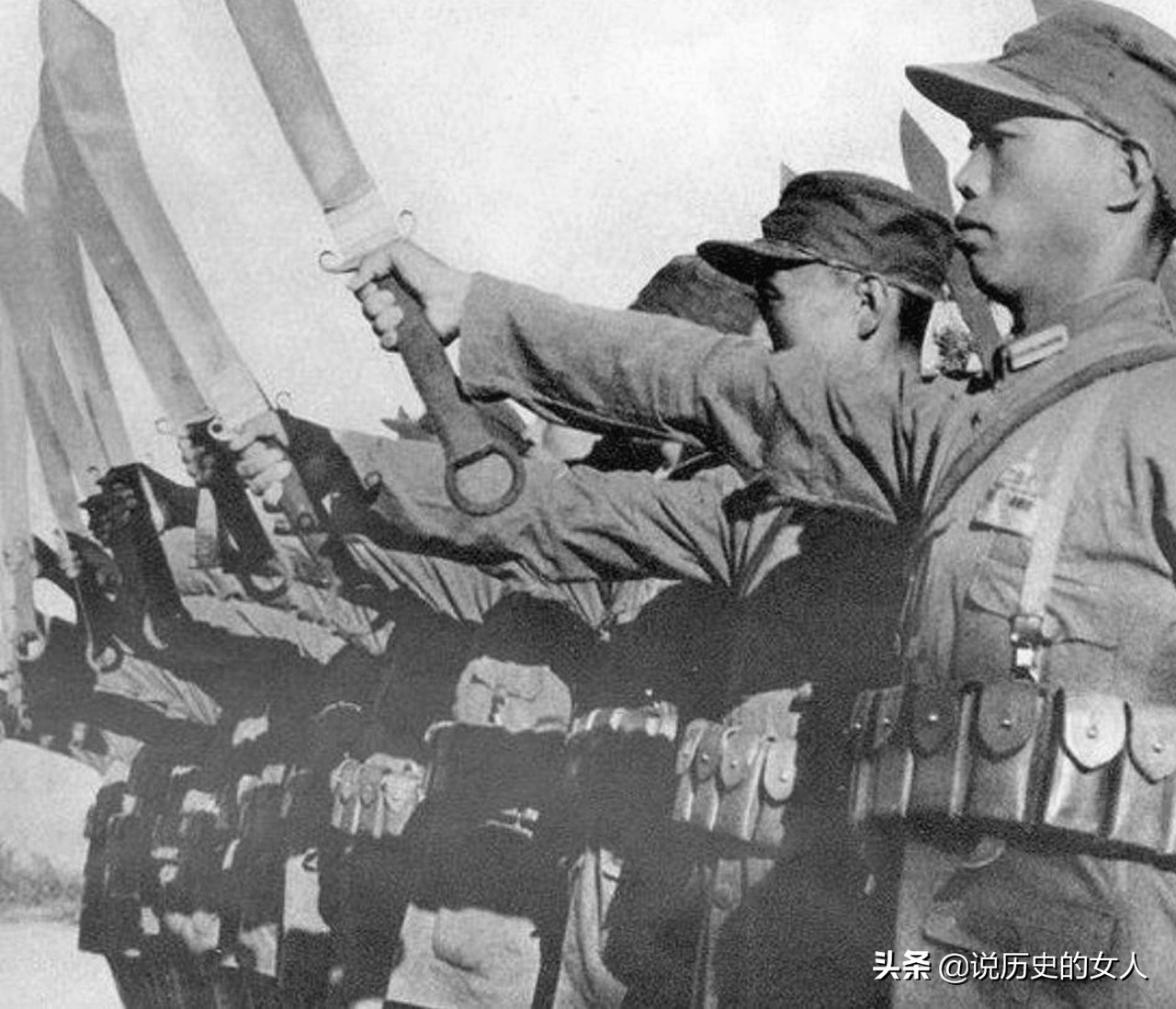 *世友许**为何享有这两个特权？一是在军中可以喝酒，二是死后不火葬