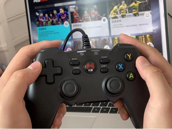 北通蝙蝠4手柄选哪个,北通蝙蝠4手柄无线版续航