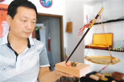 坚守老铺的秦渡街道木杆秤传承人——一把木杆秤计量传统文化之重