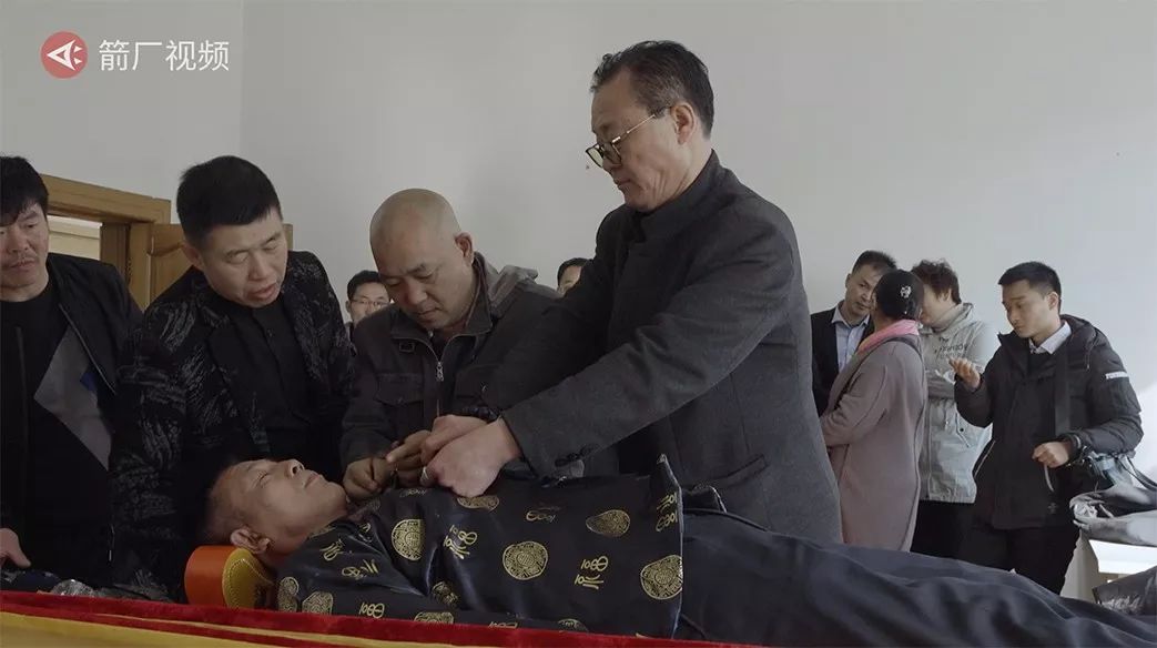 大哥蹲监狱15年完整视频,大哥蹲三年监狱回来