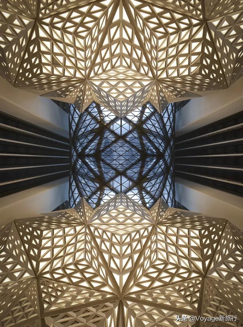 不可多得的扎哈遗作，这家最新开幕的未来感酒店，仿佛睡在酷炫的太空飞船里！