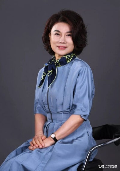 董明珠冬季服装搭配图片,60岁董明珠穿衣搭配