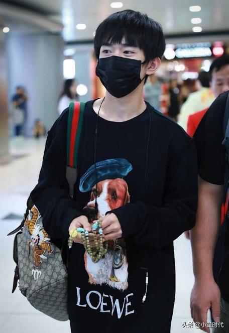 易烊千玺核桃手串盘玩,易烊千玺为啥要戴粉色手串