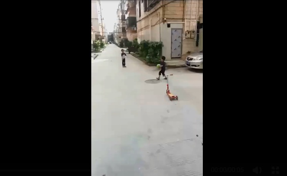 孩子爱踢球怎么鼓励他,孩子热爱运动