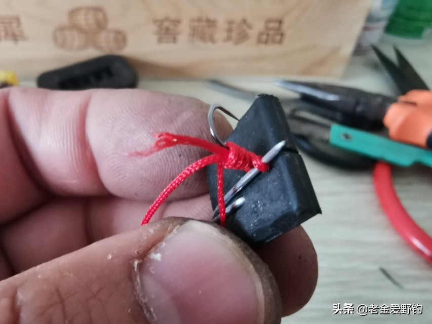 怎么用绑钩器绑钩简单又结实,绕线圈自制绑钩器可以绑袖钩
