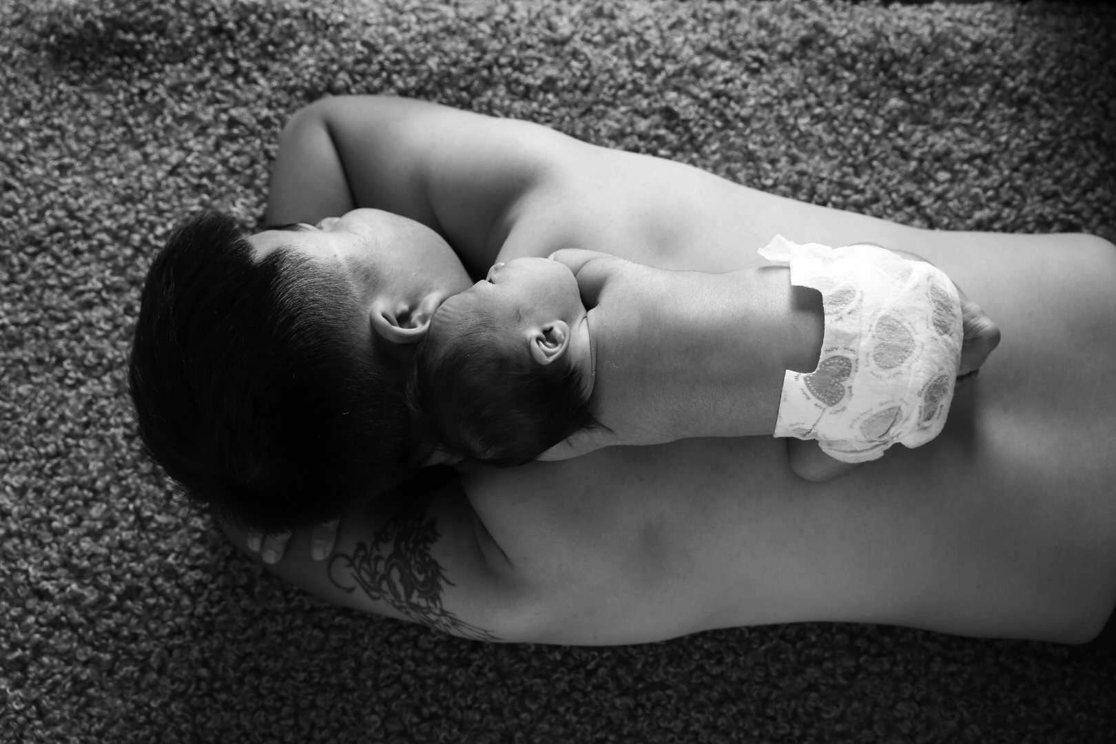 大宝宝爱哭闹怎么办,一个月的小宝宝哭闹的原因