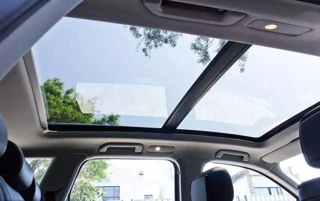 开窗风噪大，不开又太闷！90%的人都不会正确使用车窗