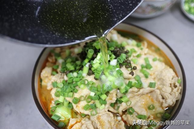 三伏天做水煮肉,一个小妙招,让你手工切出薄如蝉翼的完整肉片